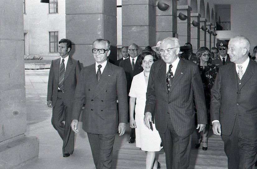 Rezá Pahlaví a Gustáv Husák na nádvorí...