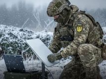 Ukrajinský vojak inštaluje terminál Starlinku