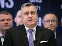 Delegáti na sneme SNS volili nového predsedu. Danko šokuje: Fico osobne ponúkol miesto na kandidátke Tarabovi a Šimkovičovej