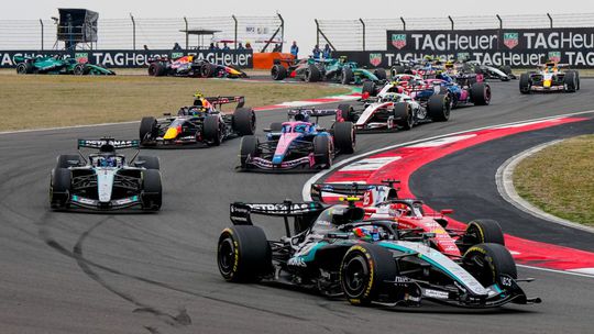 Štart - cieľ. V Číne dominoval taliansky mladík Antonelli. Hamilton na pódiu, Verstappen von z trate