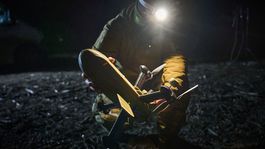 Ukrajinský vojak pripravuje zachytávací dron...