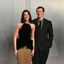 Speváčka Dua Lipa v kreácii Schiaparelli Haute Couture a jej partner Callum Turner.