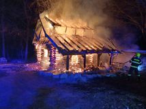 Hasiči, Zrubová chata, požiar,