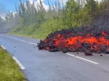 Ohnivá rieka preťala cestu. Šoféri si na...