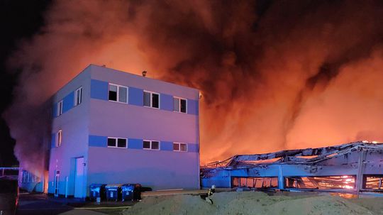 Česká polícia zadržala piatu osobu v prípade požiaru zbrojovky v Pardubiciach