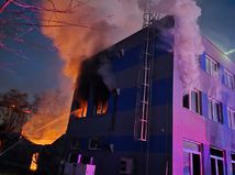 „Sme v srdci beštie.“ Radikáli zverejnili zábery z vypálenia zbrojovky v Pardubiciach, hovoria o odvete za Gazu