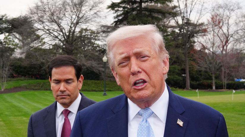 Prezident USA Donald Trump (za ním je šéf...