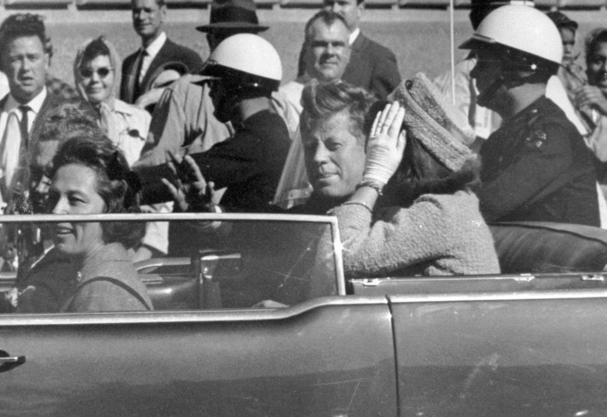 John Kennedy približne minútu pred atentátom v...