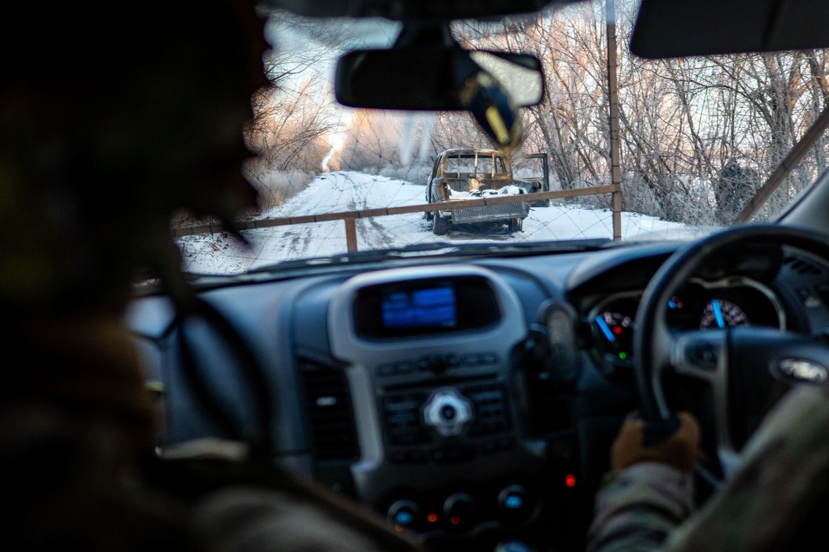Obhorené auto po zásahu ruského dronu v zóne...
