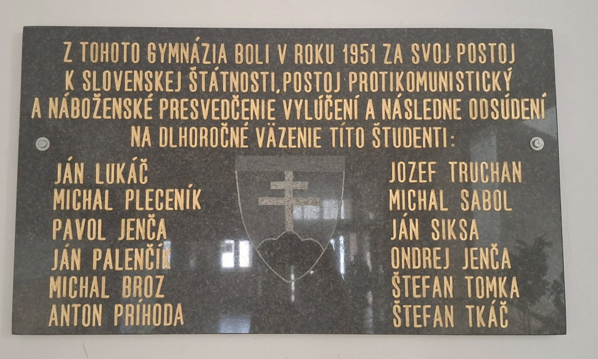 Pamätná tabuľa v Gymnáziu a Obchodnej akadémii...