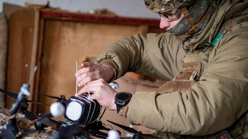 Príprava výbušniny, ktorú operátor pripevní k...