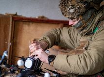 Príprava výbušniny, ktorú operátor pripevní k dronu, Ukrajina