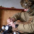 Príprava výbušniny, ktorú operátor pripevní k dronu, Ukrajina