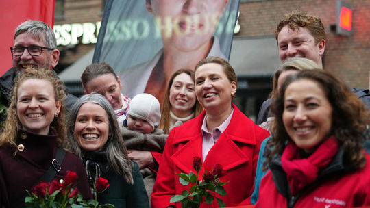 Vo voľbách v Dánsku zvíťazili sociálni demokrati premiérky Frederiksenovej, naznačujú exit polly
