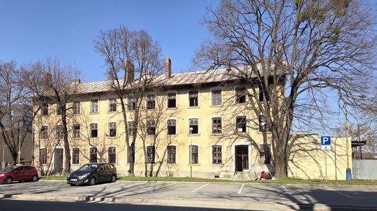 Staré mesto chce, aby štát urýchlil zbúranie problémovej budovy. Aktivisti v nej vidia historický skvost