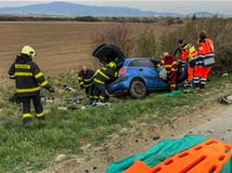 nehoda auto záchranári hasiči