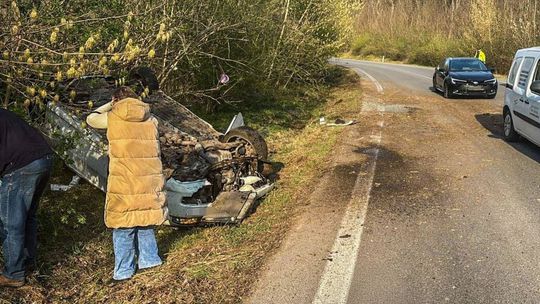 Vážna nehoda na východe: auto skončilo v priekope, vodič utrpel ťažké zranenia