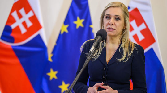 Ľudia hlásia prázdne pumpy a čakajú na cisterny. Saková: Nafty je dosť, problém je inde