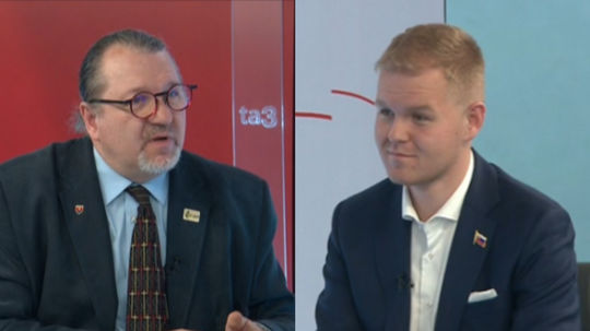 „Sebavedomý Maďar“ vybavoval Pellegrinimu Moskvu, vyhlásil Škripek. Podľa Barteka problémom nie sú prepisy, ale odpočúvanie Szijjártóa