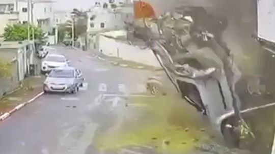 VIDEO: Izrael stále na dostrel. Dopad iránskej rakety vymrštil auto, vo vzduchu robilo piruety