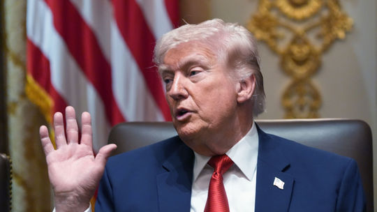 Trump odložil útoky na iránske jadrové zariadenia o ďalších desať dní. Tvrdí, že rokovania „idú veľmi dobre“