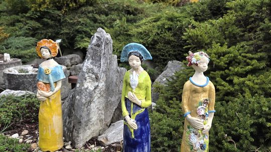 Košickú botanickú záhradu oživili figúrky žien aj busty umelcov. Priniesli radosť aj nadsázku