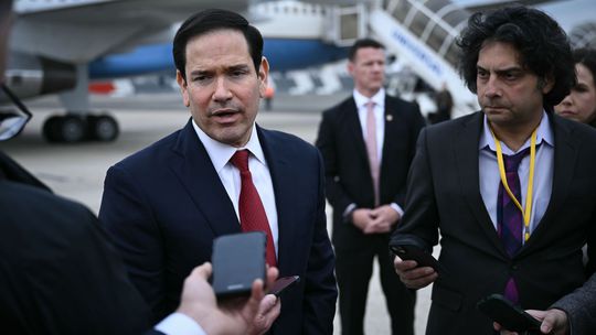 Od obleku k teplákom: Marco Rubio šokoval v Air Force One a opäť je hviezdou internetu