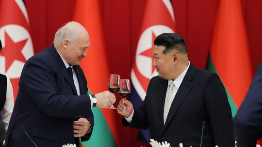 Rande diktátorov. Lukašenka spojila s Kimom chémia. Daroval mu automatickú pušku. S čím odletel do Minsku?