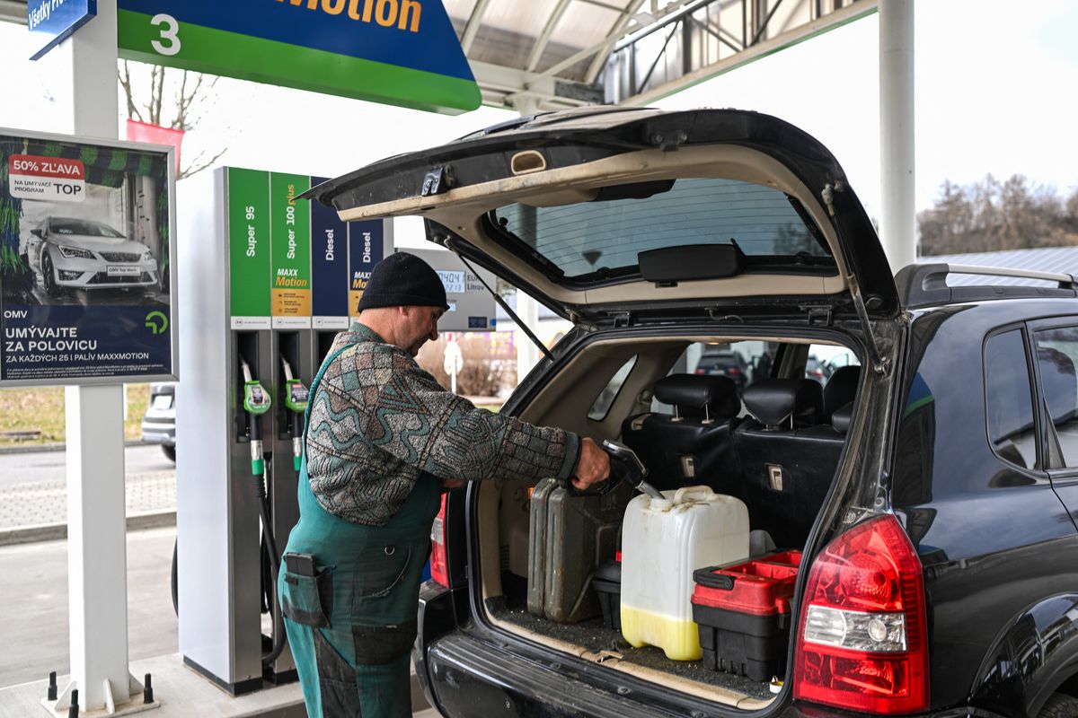 Počas ropnej krízy sa motoristi snažili zásobiť...