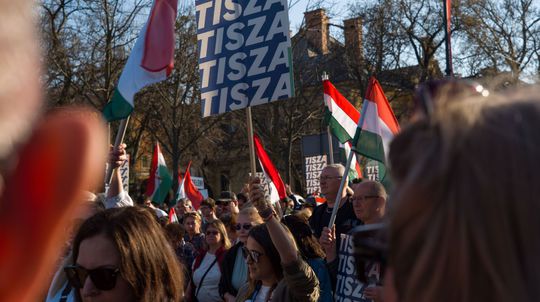 V Győri vypukli potýčky medzi priaznivcami Orbána a Magyara. Od urážok prešli k trhaniu transparentov