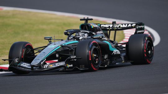 Russell uznal problémy s monopostem. Mercedes přesto dominuje kvalifikací v Suzuce