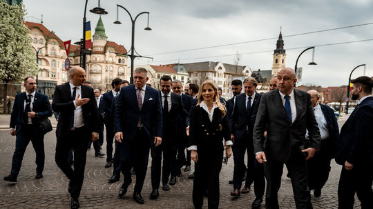 Do rumunskej Oradei Slováci priniesli Veľkú noc o týždeň skôr. Slovenskú komunitu navštívili premiéri Fico a Bolojan