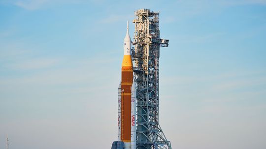 NAŽIVO: Artemis 2 zamieri k Mesiacu. NASA pred štartom dopĺňa palivo do rakety SLS