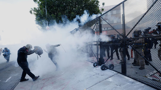 Napätie v Amerike graduje: Slzný plyn v LA a milióny ľudí v uliciach kvôli Trumpovej politike