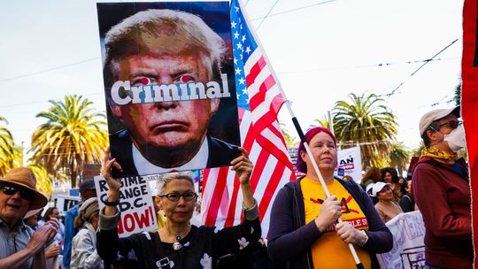 Trump chce iránsku ropu a urán. Ak by začal s pozemnou inváziou, bolo by to horšie ako vojna v Iraku, varujú experti