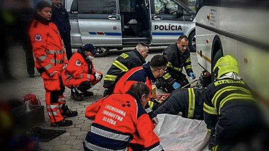 Tragické ráno na stanici v Strážskom: chodec po zrážke s autobusom zomrel