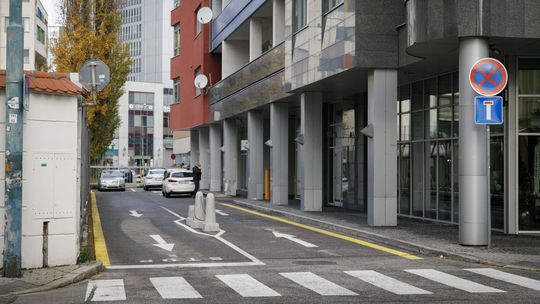 Nechcú, aby im popod okná chodili ľudia. Spor o priechodnosť Satinského ulice sa vyostruje. Mesto oplotenie opäť odstránilo