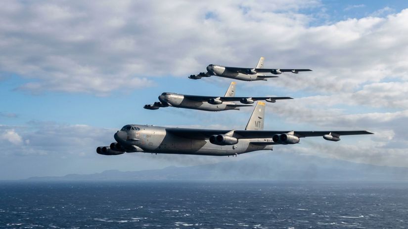 Americké bombardéry B-52 Stratofortress vo...