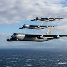 Americké bombardéry B-52 Stratofortress vo vzduchu - obrázok vytvorený AI