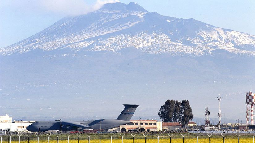 Americké lietadlo C-5 Galaxy na základni...
