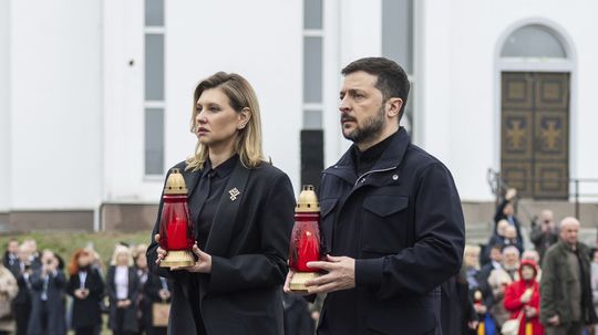 Kreml odmítl Zelenského návrh na velikonoční příměří, ukrajinského prezidenta klesl příjem
