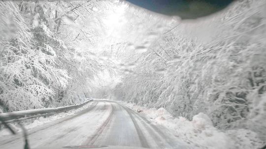 Sneh, mráz, víchrica. Časti Slovenska opäť potrápi zlé počasie, SHMÚ vydalo výstrahy