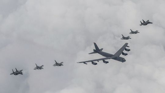 Nová fáza konfliktu: USA nasadili strategické bombardéry priamo nad Iránom. Signalizuje to jediné