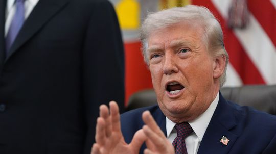 Máme ho! Trump ohlásil záchranu strateného pilota z iránskych hôr