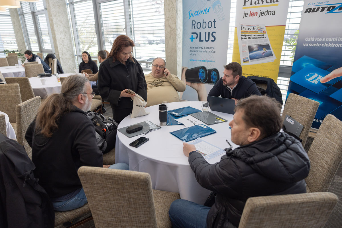 Robert Huttner, AUTO ROKA Import Motion 2026. Erik Stríž z Autobazar.EU na fotografii pri počítači