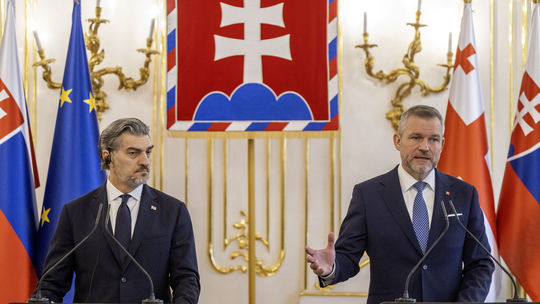 Pellegrini otvoril dvere gruzínskemu prezidentovi ako prvý z EÚ. Kavelašvili v Bratislave kritizoval bruselskú byrokraciu