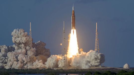 Raketa SLS s misiou Artemis II úspešne odštartovala k Mesiacu