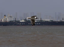 ONLINE: Nečakane preplávali dve lode. Hormuzský prieliv ľahko otvoríme, ropu si zoberieme a zbohatneme, mieni Trump