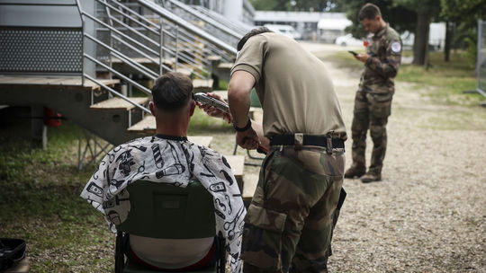 Koniec mýtu krátkych zostrihov. Súd rozhodol a do armády púšťa aj vlasáčov