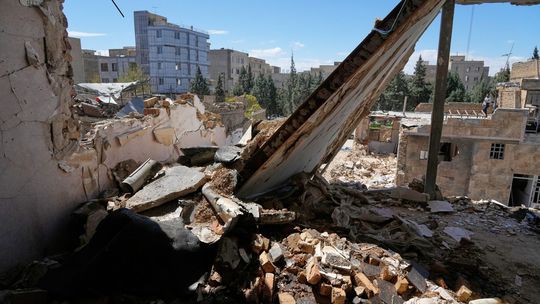 ONLINE: Irán vyslal na Izrael balistické strely, najmenej jedna niesla kazetovú muníciu